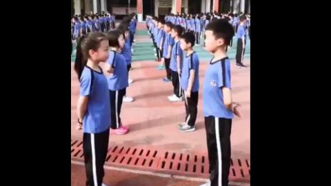 这课间操厉害了!哈哈哈哈好心疼后面那几对男同学啊……很气